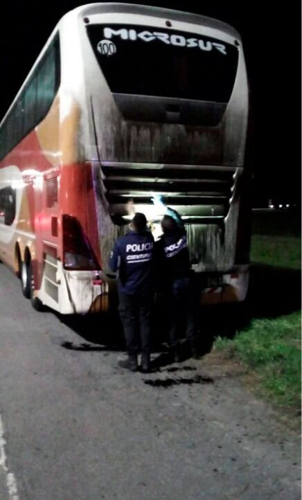 Así quedaron los micros tras el ataque en Ruta 2. Fue a la altura de Chascomús y Castelli.