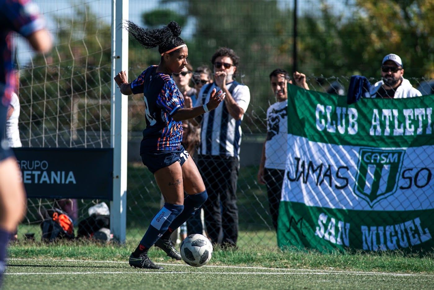 "Mi fuerte es la velocidad", asegura la brasileña Cleo Santos. Admira a Richarlison, y destaca a Michael Santos.