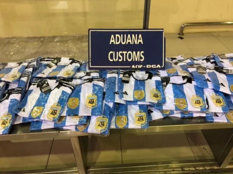 Parte de las camisetas decomisadas en Ezeiza.