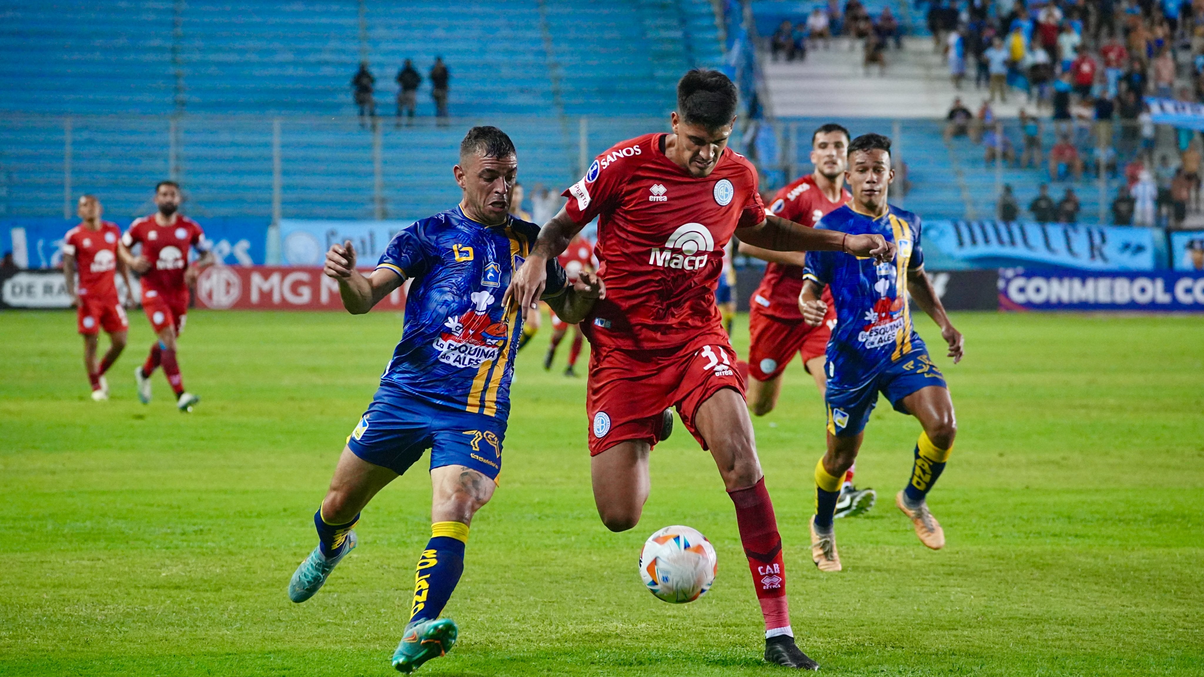 A Belgrano se le escapó la victoria en el final en su visita a Delfín. (Prensa Copa Sudamericana)