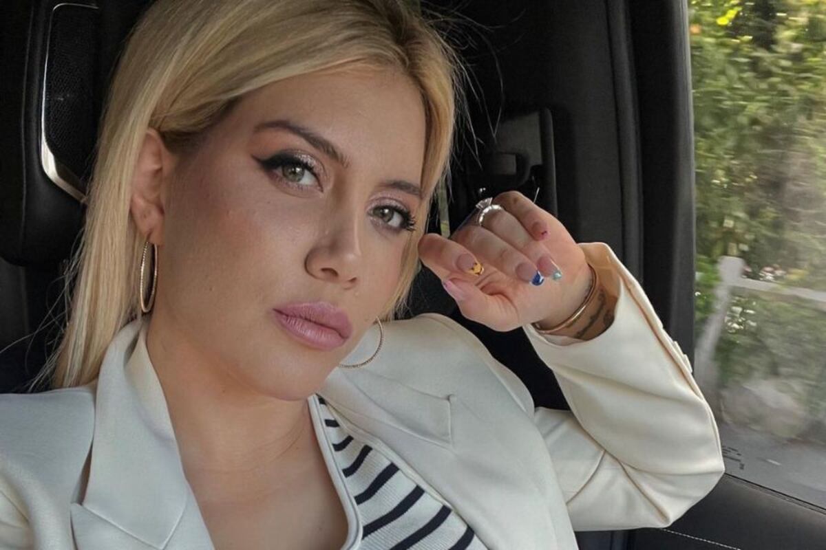 Desde Ibiza, Wanda Nara posó un body celeste en un ángulo que desulmbró a sus fanáticos