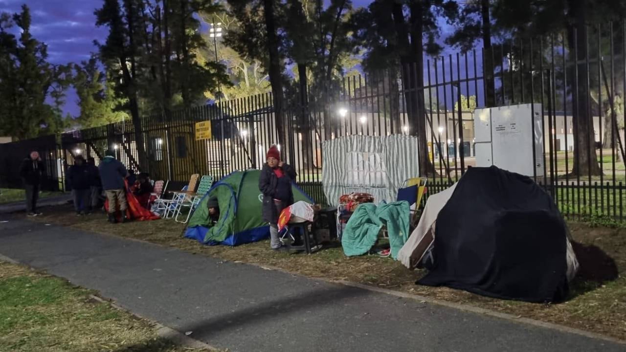 Los grupos de creyentes llevaron carpas para pasar una noche helada.