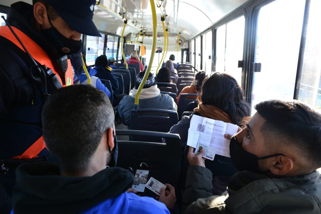 Un efectivo solicita el permiso para circular a un ocupante de un colectivo en Córdoba (José Hernández/LaVoz).