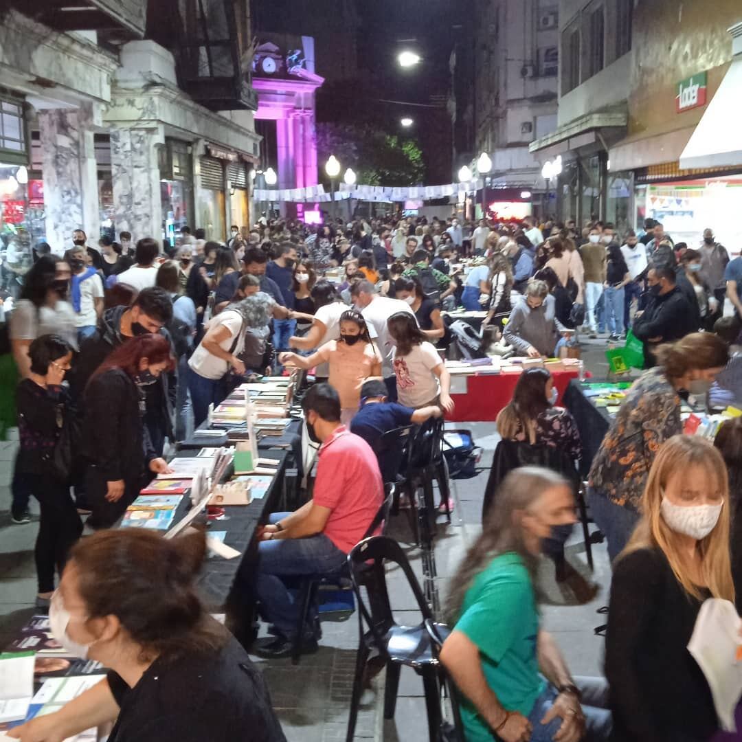 Los negocios y artistas salieron a la calle para aprovechar la visita de una gran cantidad de personas.