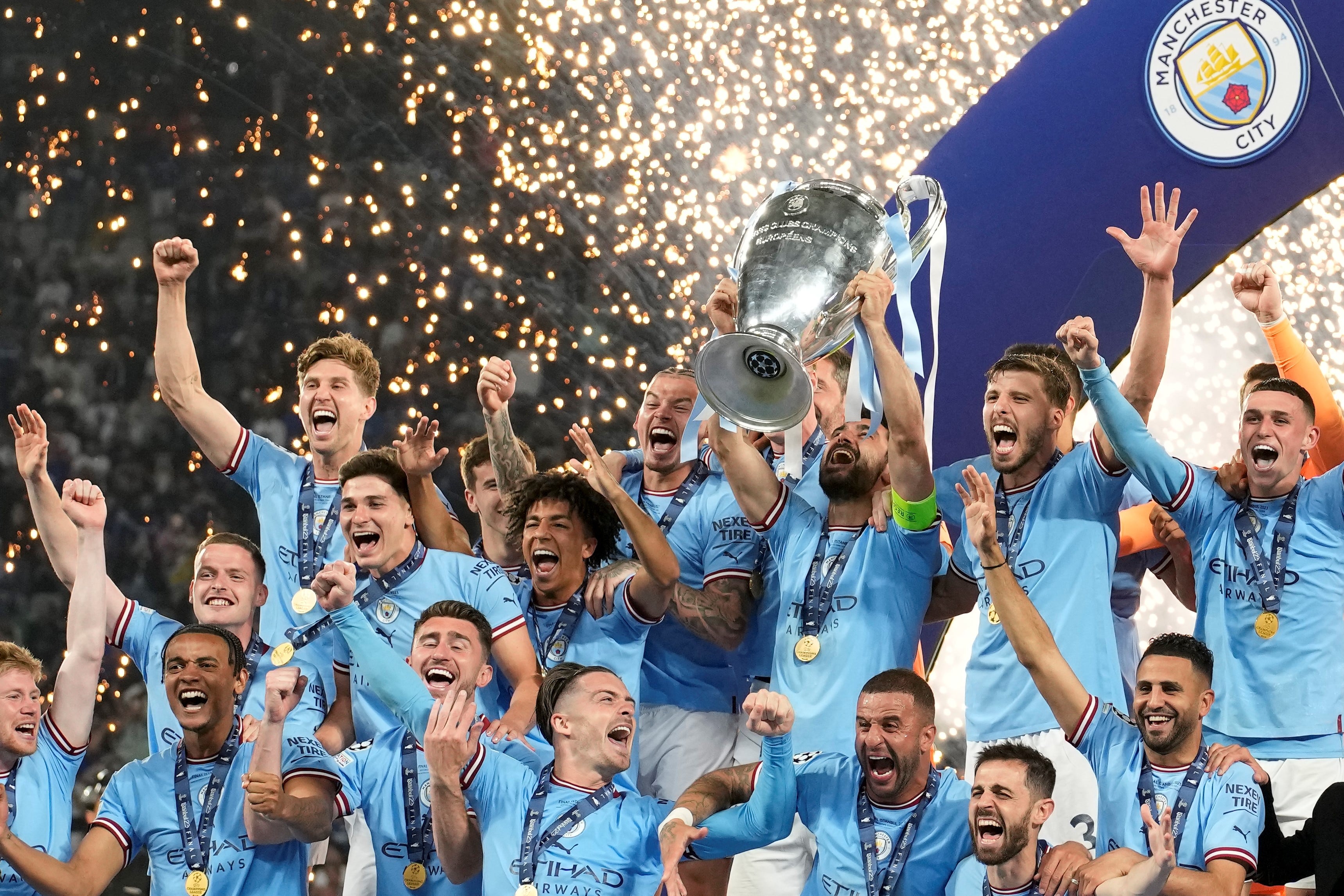 Julián Álvarez celebra el título con sus compañeros del City. (AP).