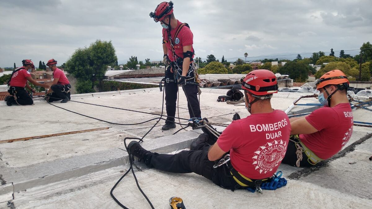 De milagro: recibió una descarga eléctrica a ocho metros de altura y sobrevivió