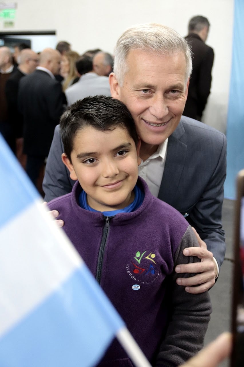 Emotivo compromiso a la Bandera Argentina en el Estadio Arena
Más de 800 niños, familias y docentes participaron del acto encabezado por el Intendente Esteban Avilés.