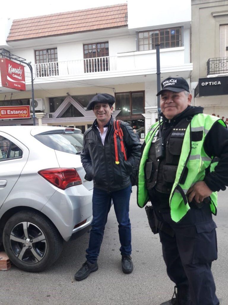 El vecino y el policía detuvieron el auto.