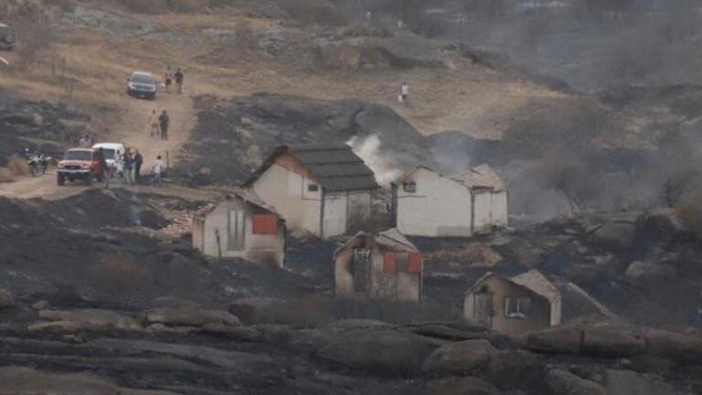 Casas quemadas en el distrito norte Villa Carlos Paz, tras el paso del fuego el pasado miércoles 30 de septiembre.