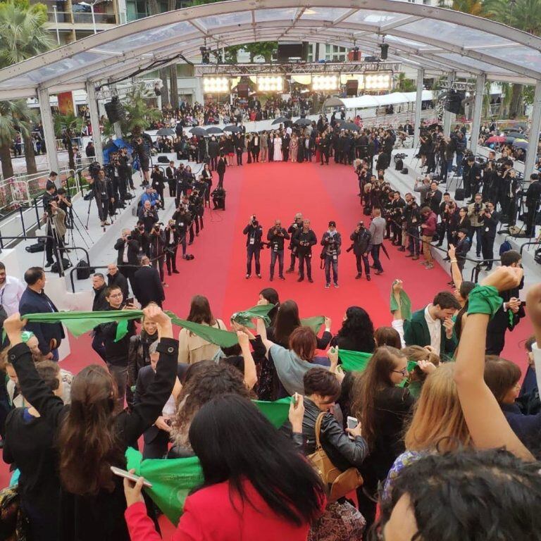 Los pañuelos verdes tomaron la alfombra roja de Cannes antes de la proyección de "Que sea ley"