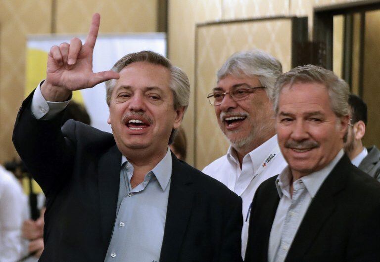 Alberto Fernandez y Felipe Solá, en el II Encuentro del Grupo de Puebla, que se celebra este fin de semana en Buenos Aires. Crédito: Alejandro PAGNI / AFP.