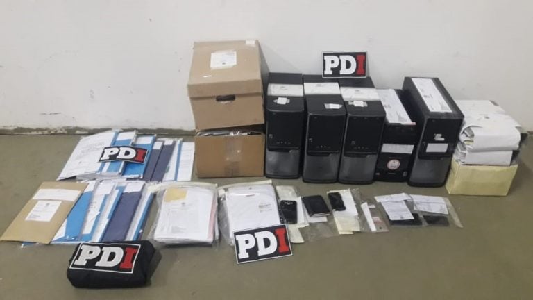 Los uniformados secuestraron material documental y dispositivos electrónicos en busca de pruebas. (@minsegsf)