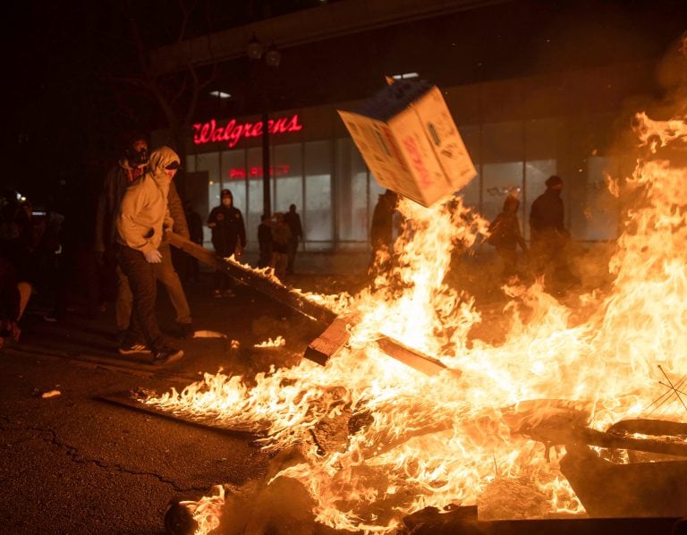 El fuego fue una de las acciones reiteradas y replicadas en todo Estados Unidos (Foto: AP Photo/Ethan Swope)