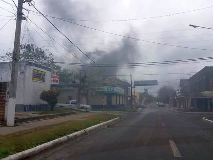 Los vecinos tuvieron que desalojar por precaución sus casas.