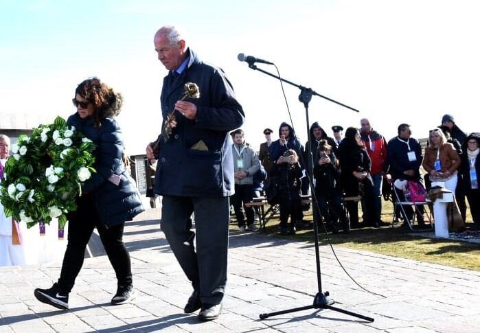 María Fernanda Araujo, presidenta de la Comisión de Familiares de Caídos en Malvinas e Islas del Atlántico Sur, durante la visita de familiares de 90 soldados localizados en el cementerio de Darwin, el 26 de marzo de 2018. A su lado, Geoffrey Cardozo, militar retirado británico que trabajó en la construcción del cementerio original y con los años colaboró con el proyecto humanitario de localización de restos de caídos, impulsado por los gobiernos argentino y británico, con la cooperación de las autoridades isleñas.