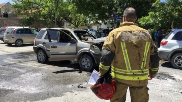 EcoSport que se incendió en Cipolletti (Río Negro).