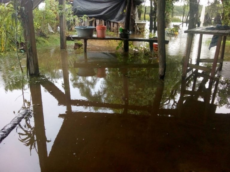 El frente de la casa tapada por el agua. (Foto: Época).