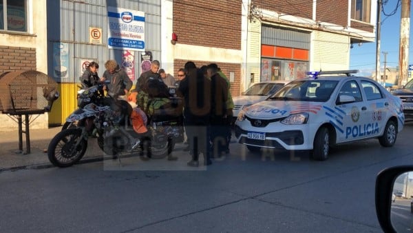 Una turista fue embestida en su motocicleta por un automóvil (Foto: Resumen Policial)