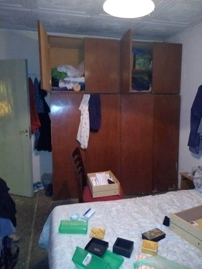 Los malvivientes entraron por una de las habitaciones y revolvieron todo.