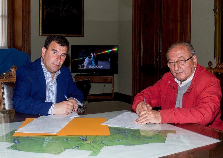 El intendente Hernán Bertellys junto al empresario Juan Carlos Bruno (Foto Municipalidad de Azul).