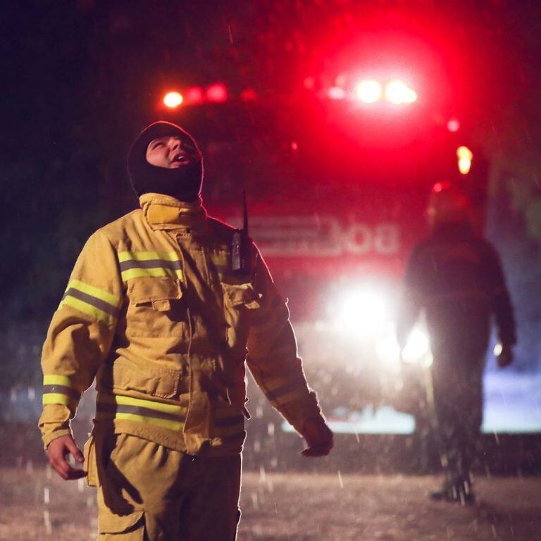 Bombero festeja la llegada de la lluvia. Foto: Nicolás Aguilera (@nicoaguilera22)