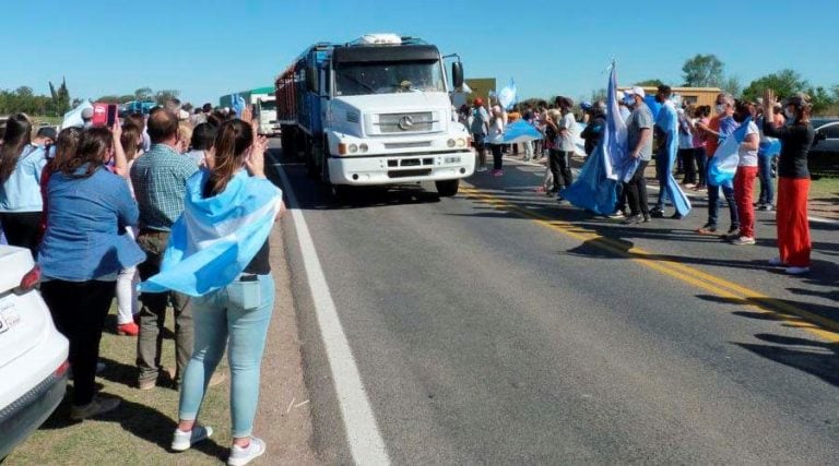 Liberaban el tránsito cada media hora con aplausos a los transportistas (Infotec)