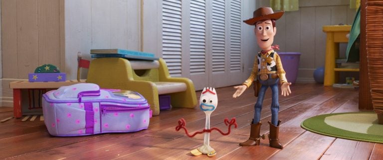 La pequeña "Bonnie" une distintas piezas y de ahí surge el personaje de "Forky".