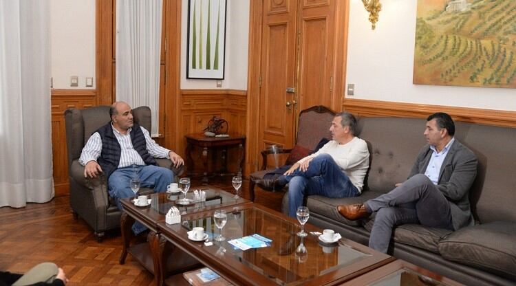 Mario Leito, presidente de Atlético Tucumán y Roberto Sagra, presidente de San Martín de Tucumán, mantuvieron una reunión con el gobernador de la provincia, Juan Manzur y dispusieron de sus instalaciones donde las personas podrán dirigirse para cobrar el Ingreso Familiar de Emergencia (Foto: SECP).