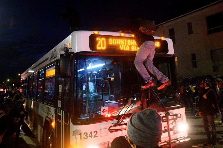 En Oakland, California, los manifestantes destrozaron todo a su paso en medio de las protestas por la muerte de George Floyd. (Foto: AP Photo/Noah Berger)