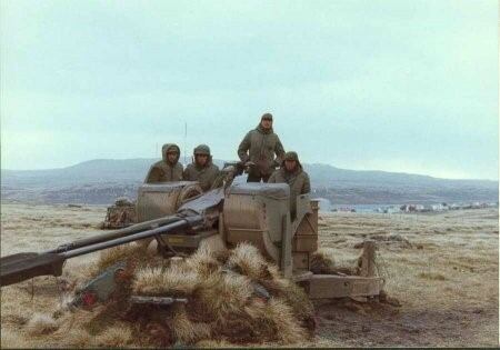 Posición montaje defensa antiaérea al norte de Puerto Argentino.