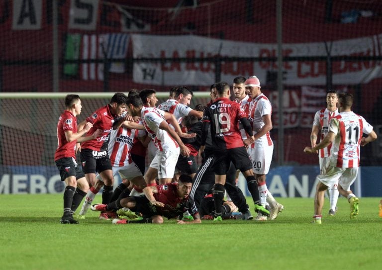 Colón derrotó 3 a 1 a River de Uruguay y pasó de ronda en la Sudamericana