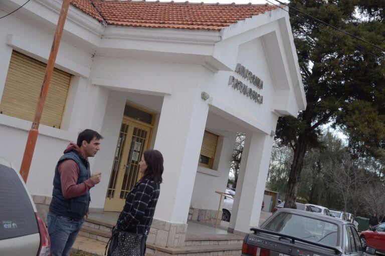 En la morgue. El jefe de homicidios y la jueza Palacios presenciaron la autopsia. Foto:  Alejandro Lorda.