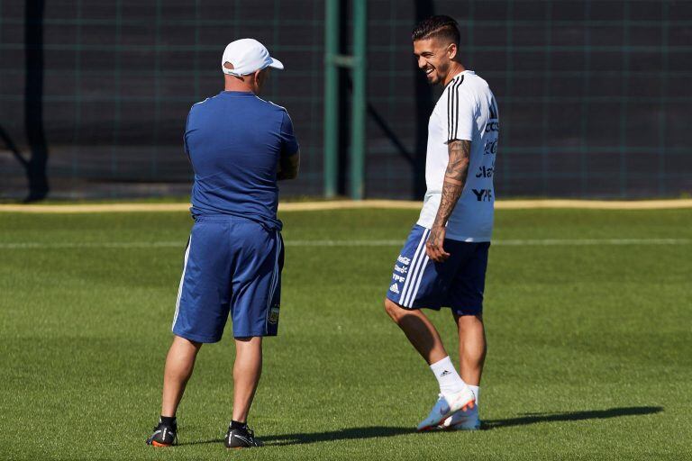 Jorge Sampaoli dialoga con Manuel Lanzini durante un entrenamiento argentino en Barcelona. EFE/Alejandro García