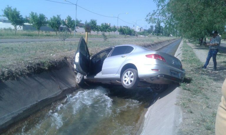 El Peugeot 408 terminó adentro del cauce de riego.