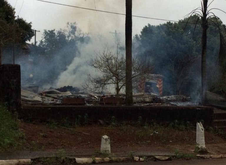 Un incendio destruyó el edificio del Concejo Deliberante de Colonia Aurora. (Foto: El Territorio)