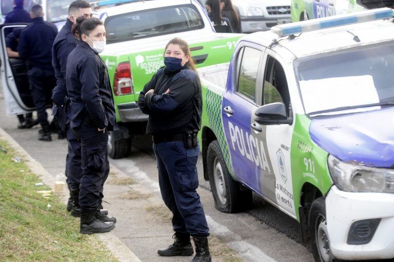 Efectivos de la Policía Bonaerense pasaron la noche en el Puente 12 para reclamar por mejores condiciones laborales. (Clarín)