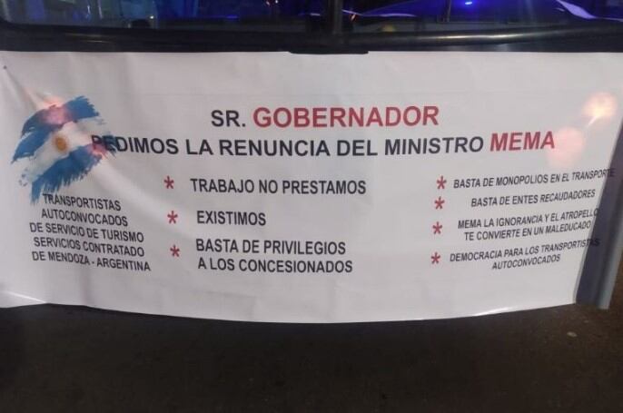 El cartel pidiendo la renuncia de Mema creó polémica en el sector de transporte de Mendoza.