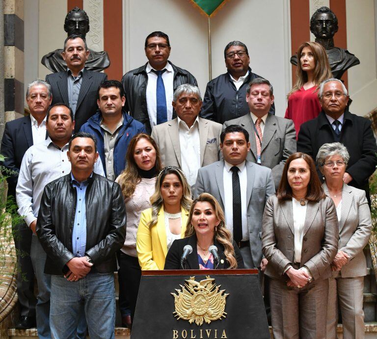 El jueves, Jeanine Añez, presidenta interina de Bolivia, acompañada de los ministros, se despidió del cargo (EFE/Palacio de Gobierno)