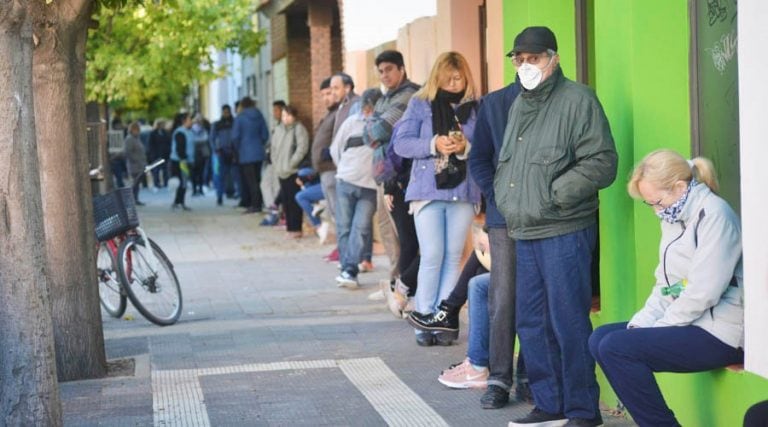 La gente formó largas colas en todos las sucursales (Vía Santa Rosa)