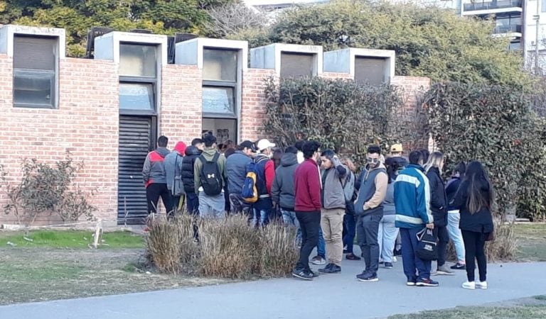 Un solo baño está en condiciones en la Costanera