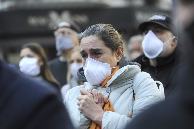 "Sirenazo" conmovedor en Villa Crespo en homenaje a los dos bomberos fallecidos durante el incendio de la perfumería "Pigmento". (Clarín)