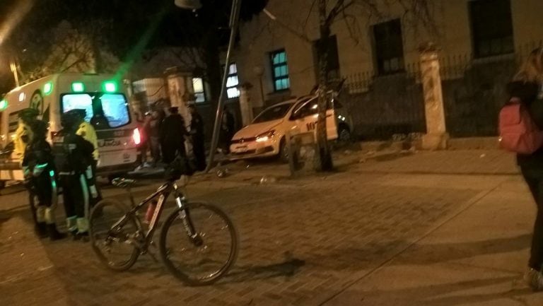 Tras una súbita y alocada carrera, el taxi detuvo su trayectoria dentro del predio de hospital.