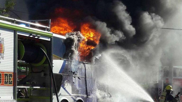 El incendio afectó de manera total la unidad del colectivo de larga distancia.