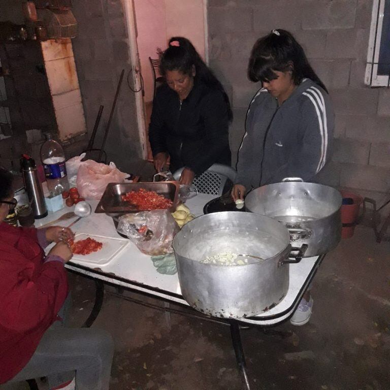 Las chicas colaboran con Paola, quien tiene a a su cargo una olla popular en barrio Las Polinesias en Villa Allende.