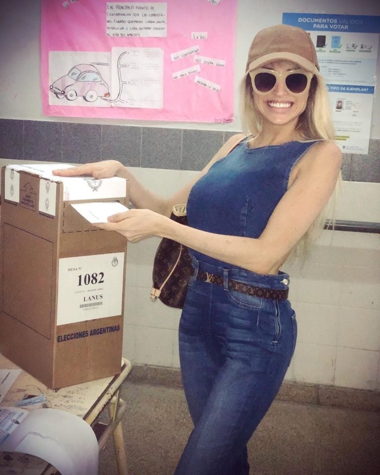 Vicky Xipolitakis  fue a votar y lo mostró en las redes sociales (Foto: Instagram/ @victoriaxipolitakisok)