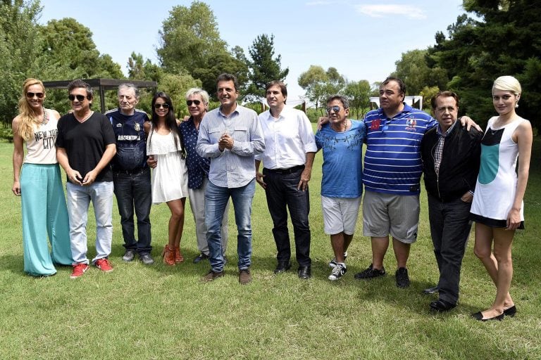 Sergio Massa y Javier Faroni junto a actores y actrices (DYN)