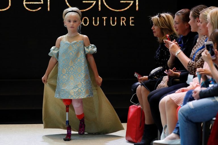 Daisy-May Demetre en la pasarela de París (Foto: REUTERS/Gonzalo Fuentes)