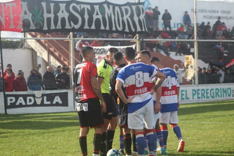 Rosario reclama por la falta sancionada a Cejas.