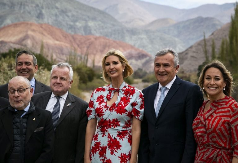 Con el icónico cerro de los Siete Colores a sus espaldas, Ivanka Trump y demás integrantes de la comitiva oficial norteamericana, junto al ministro Faurie, gobernador Morales y su esposa Tuia Snopek antes del almuerzo en Purmamarca. Foto: Al Drago/Bloomberg