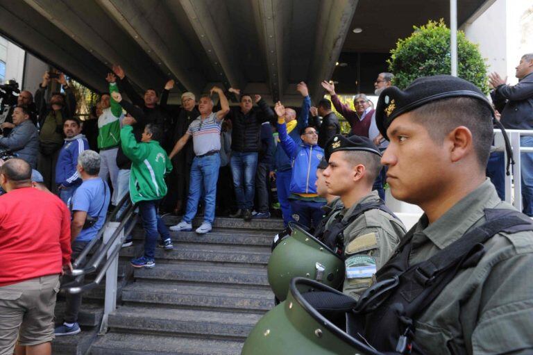 Allanaron el sindicato de Camioneros. (Rolando Andrade)